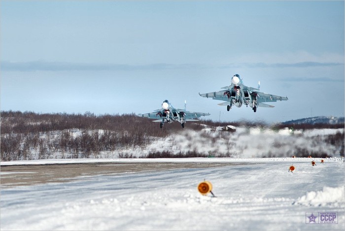 2 chiếc Sukhoi Su-33 Flanker D cất cánh